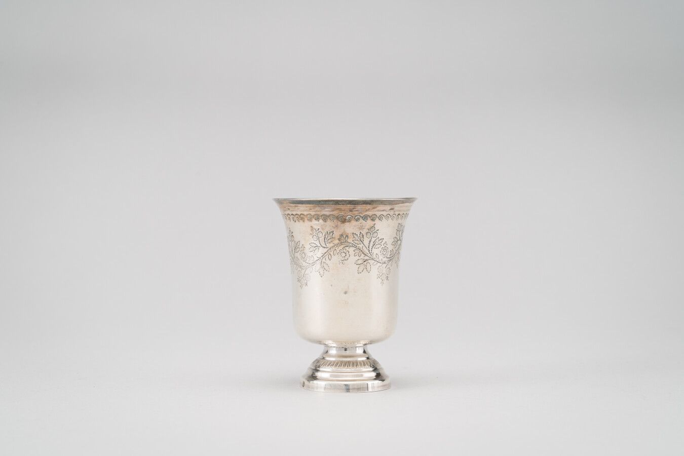 Null 银质郁金香杯（950/1000年），刻有花枝的装饰。

重量：62克。

高：9.5厘米。