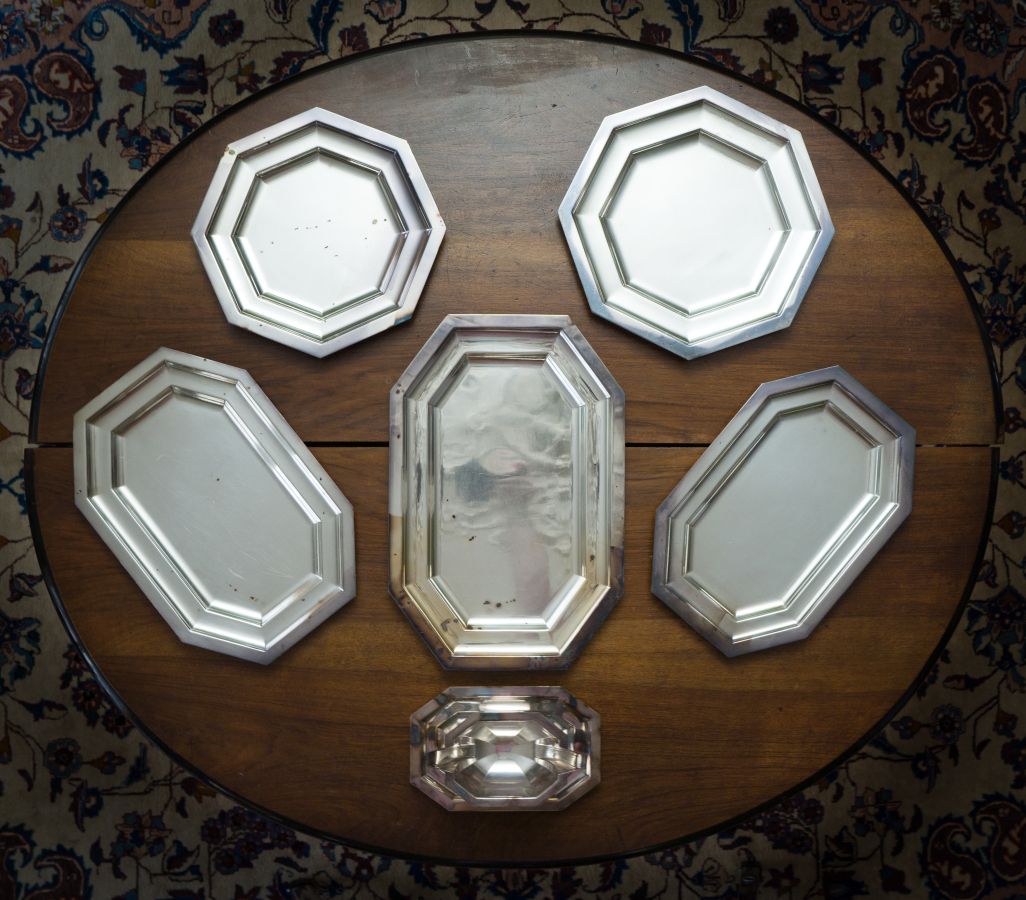 Null 一套镀银餐具，镂空模型。

它包括：三个长方形的盘子，两个八角形的盘子，一个酱船。

约1930年。

最大的尺寸：45.5厘米