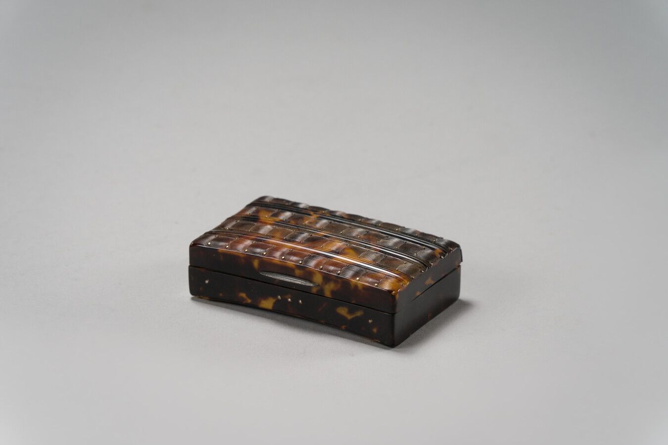 Null 龟甲制成的长方形盒子，镀金和棋盘格图案。

毛重：71克。

(小事故)。

2 x 8.5 x 5.5厘米。