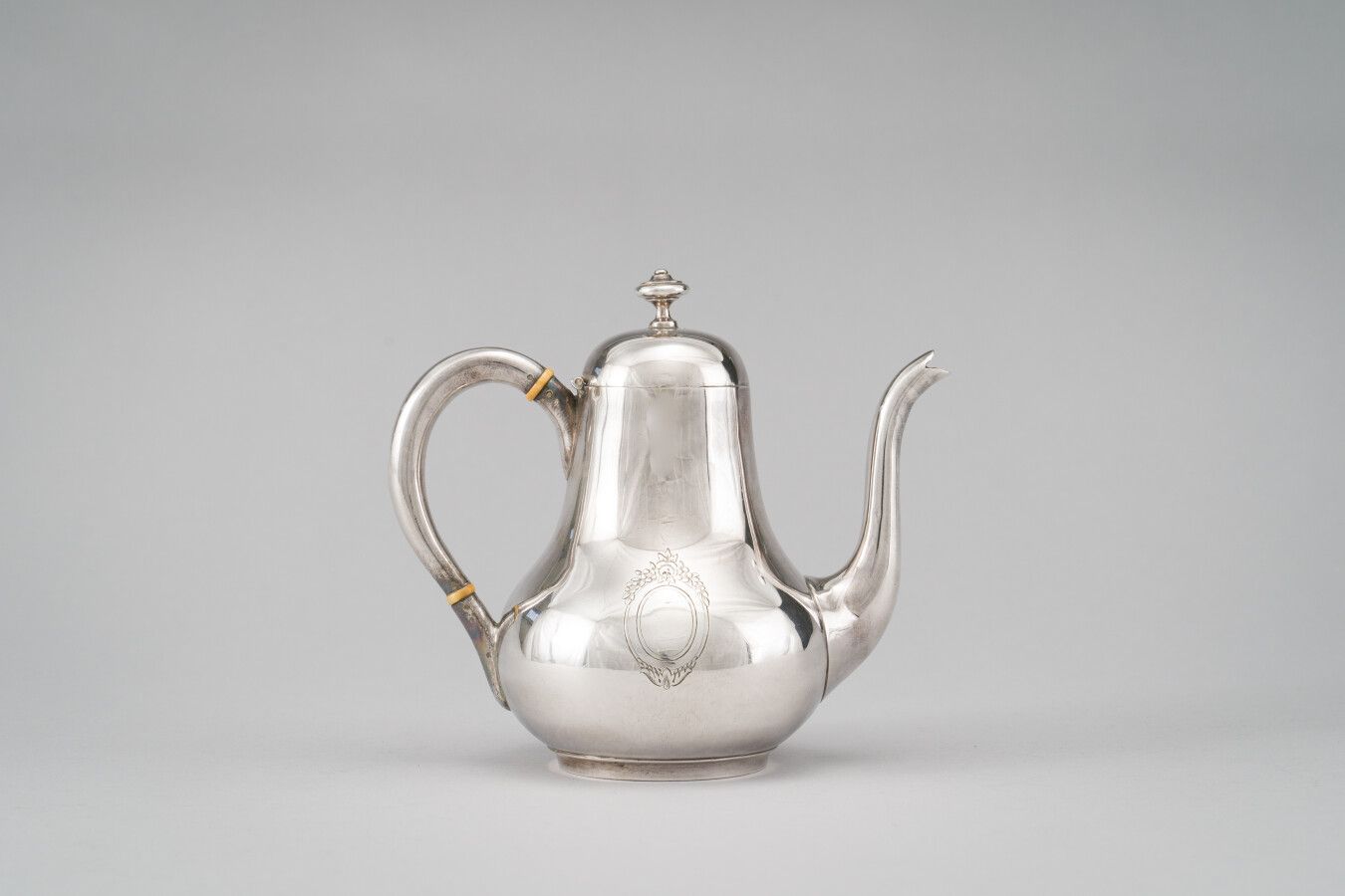 Null 一个银制（950/1000年）的柱状咖啡壶，上面刻有一个带花的椭圆图章。

重量：394克。

Goldsmith : E.HUGO。

(小的凹痕)&hellip;