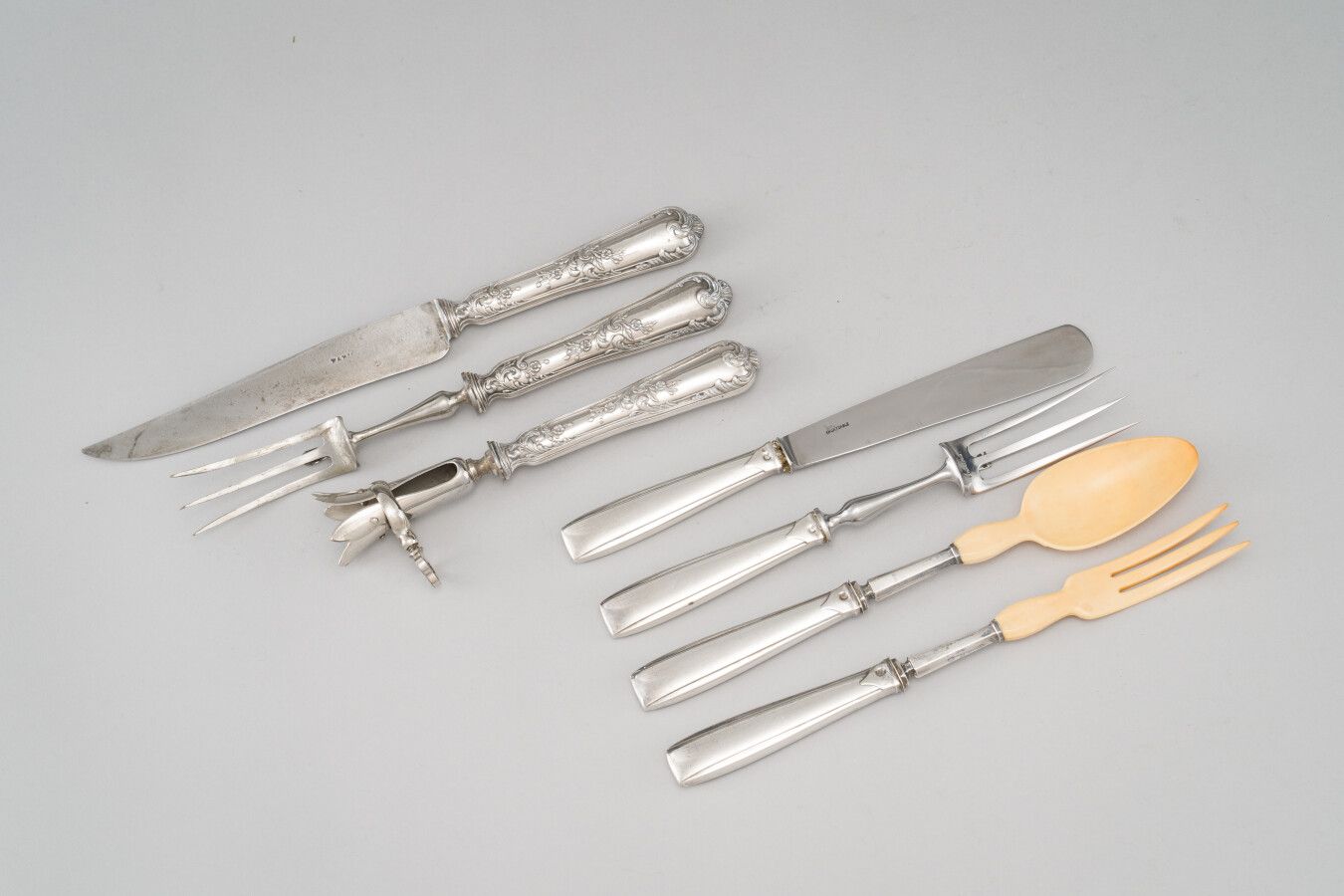 Null Lot including : 

- A silver and metal meat cutting set (3 pieces). 

Gross&hellip;