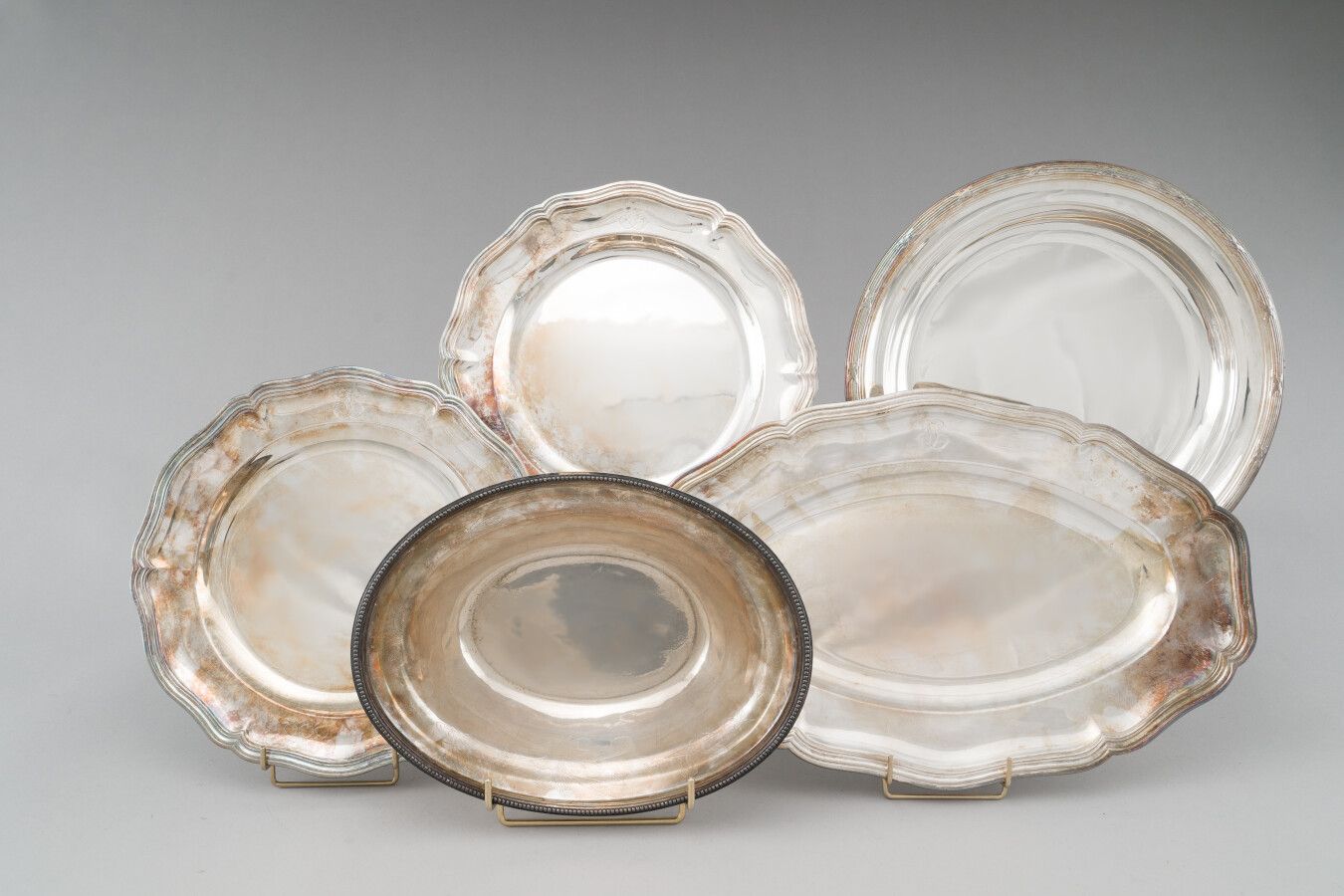 Null Lot en métal argenté comprenant une paire de plats et un grand plat ovale, &hellip;