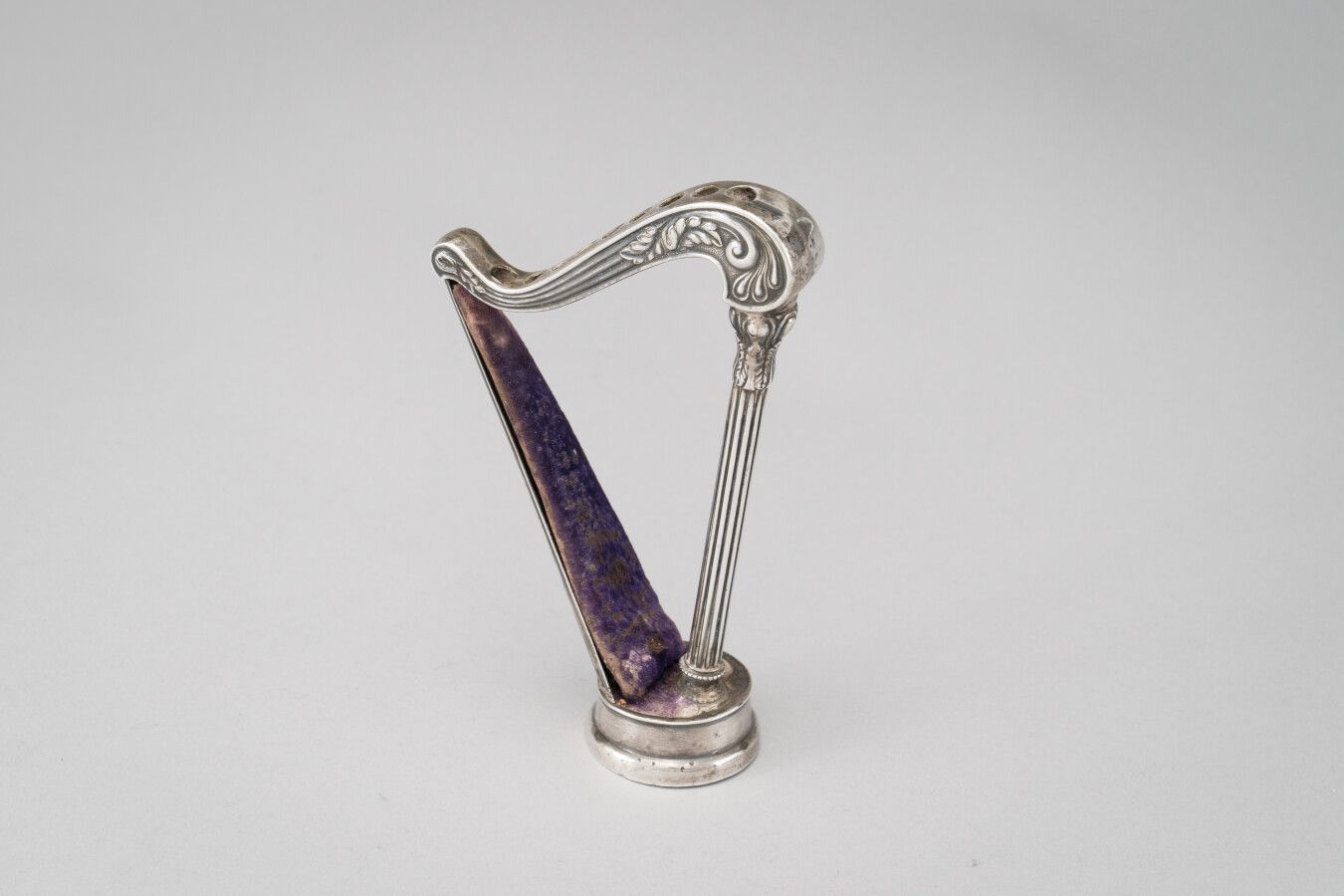 Null 竖琴形状的银制牙签架（925/1000e）。

毛重：198克。

切斯特，约1900年。

(绒布磨损，牙签丢失）。)

高：14.5厘米。