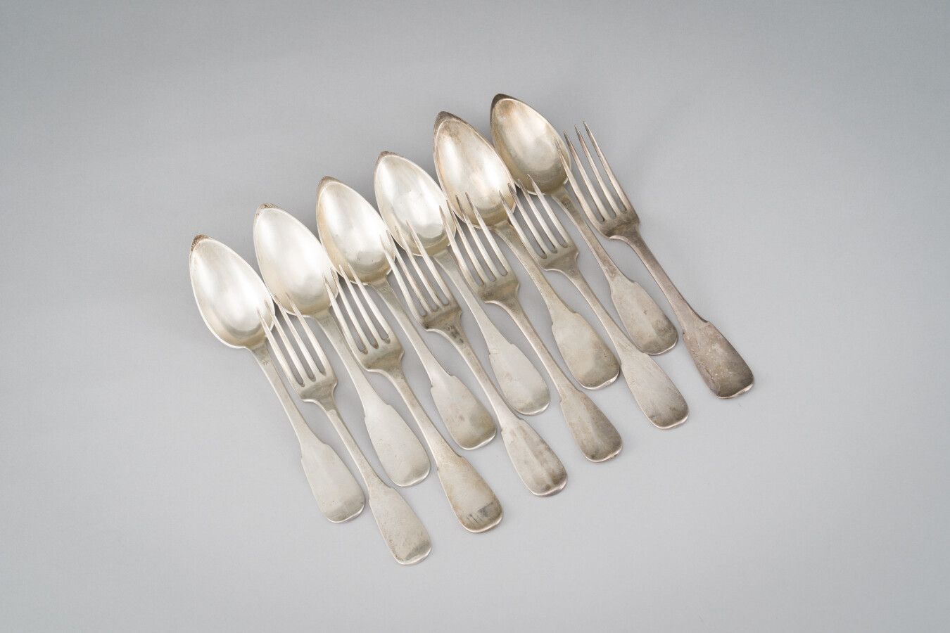 Null 一套六件银质餐具（第950/1000件）单板模型。

(磨损和不同的金匠)

重量：919克