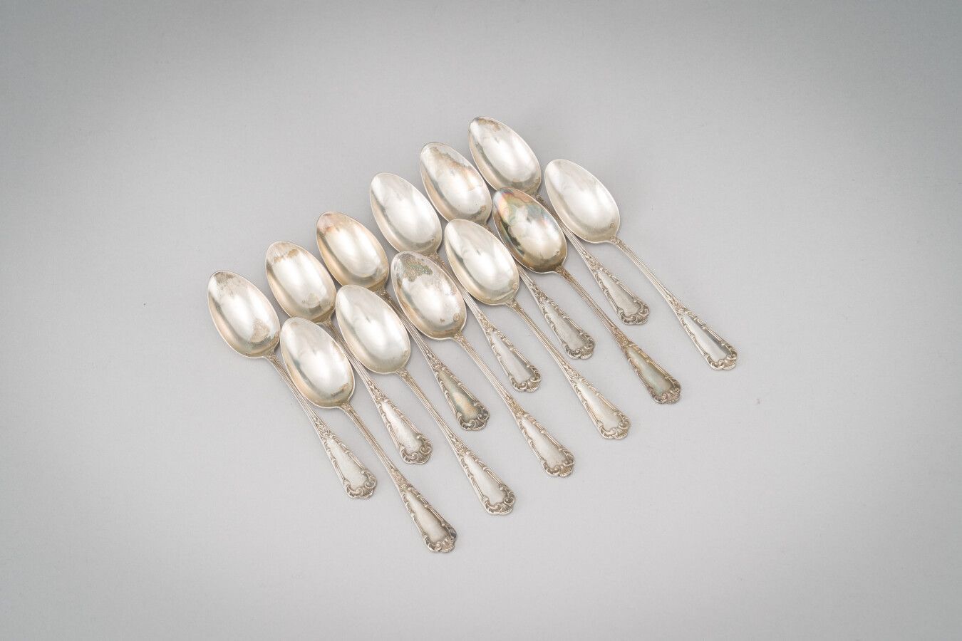 Null Juego de doce cucharillas de plata (950/1000), decoradas con follaje y conc&hellip;