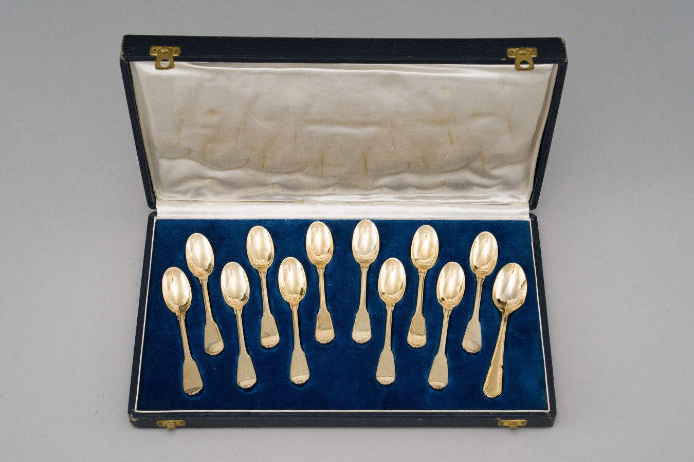 Null 一套11个小摩卡勺子，银镀金（950/1000），锉刀型。

在一个案例中。

附有一个类似的镀金金属的小勺子。

重量：163克。