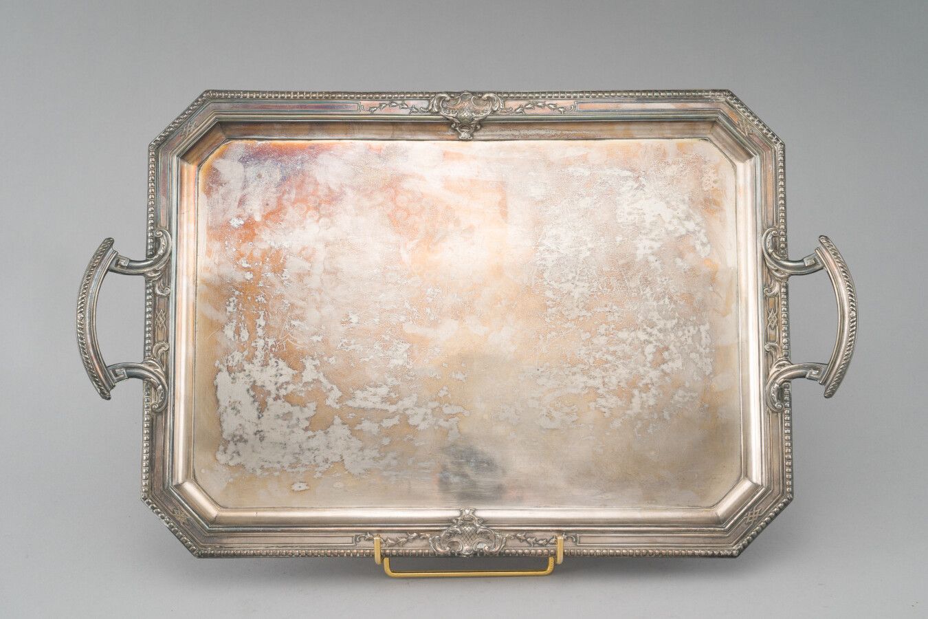 Null 长方形的镀银服务盘，有一排珍珠和护花板扣。侧面把手。

法国LUTETIA。

58 x 35,5厘米。