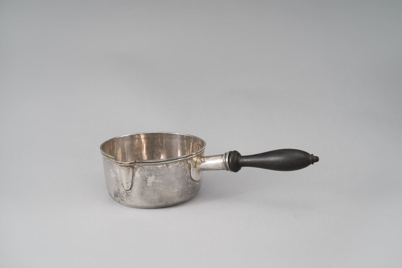 Null Silver saucepan (950/1000th), the side handle in turned and blackened wood.&hellip;