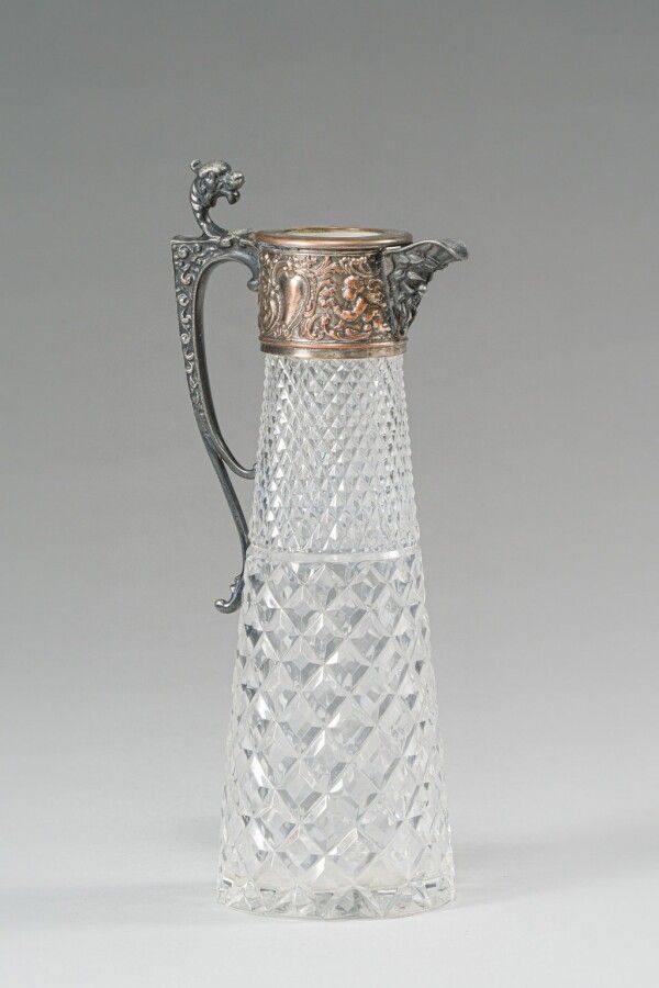 Null 圆锥形模制水晶咖啡壶，镀银金属框架。

19世纪。

(盖子不见了)

高度：29厘米。