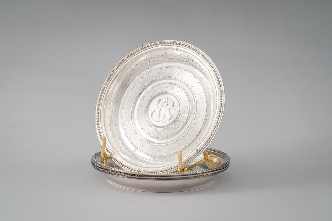 Null 一套四个银杯垫（950/1000年），有珍珠和风格化图案的玑镂装饰。众多的。

重量：433克。

直径：14厘米。