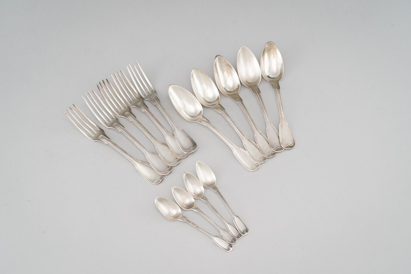 Null Lot in silver (950/1000th), violoné pattern, comprising five dessert sets, &hellip;