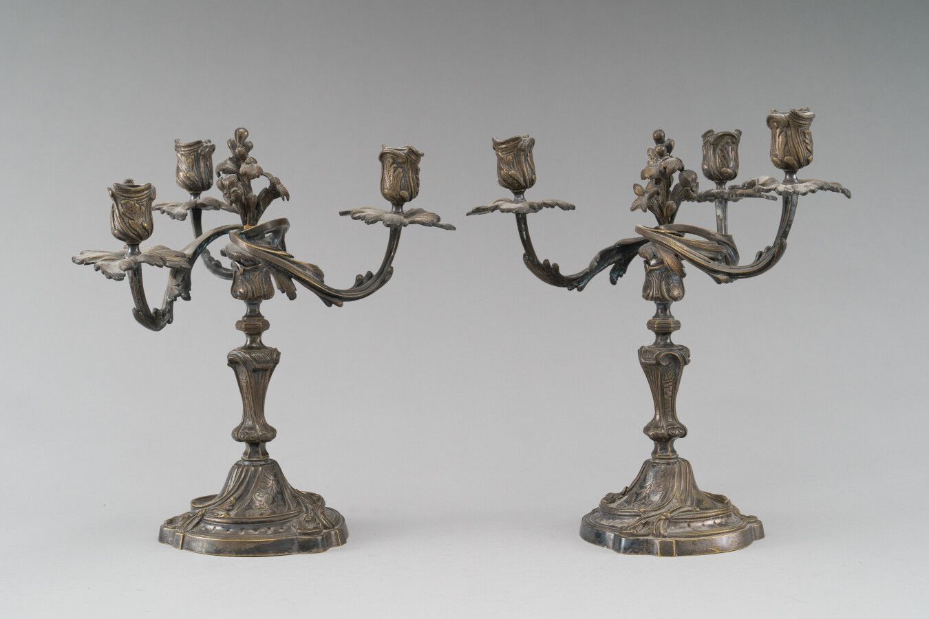 Null 一对银色青铜三臂桌端，卷轴模型下有叶子，臂上有卷轴。

路易十五风格，19世纪末。

高度：33厘米。

(部分无银)。