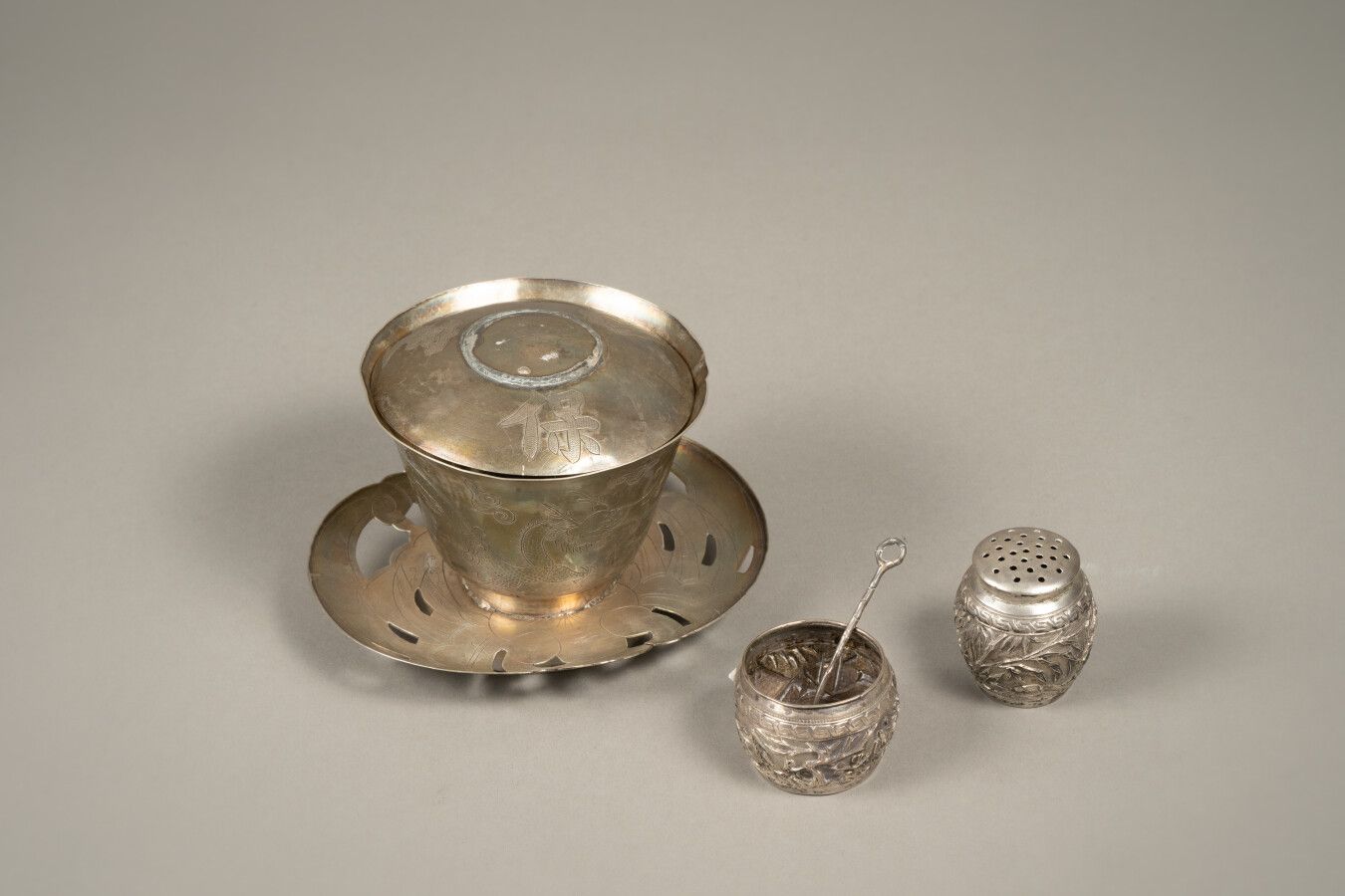 Null CHINA : 

Sorbete recubierto de plata y su expositor con decoración grabada&hellip;