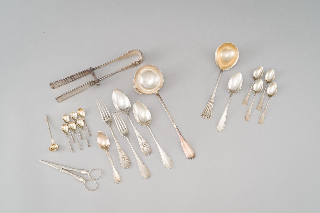 Null 银质拍品（第950/1000号）包括：一个芦笋钳，一个酱汁勺，两个entremet餐具，一个茶勺violoné模型，一对葡萄剪刀，一套六个盐勺和一个芥&hellip;