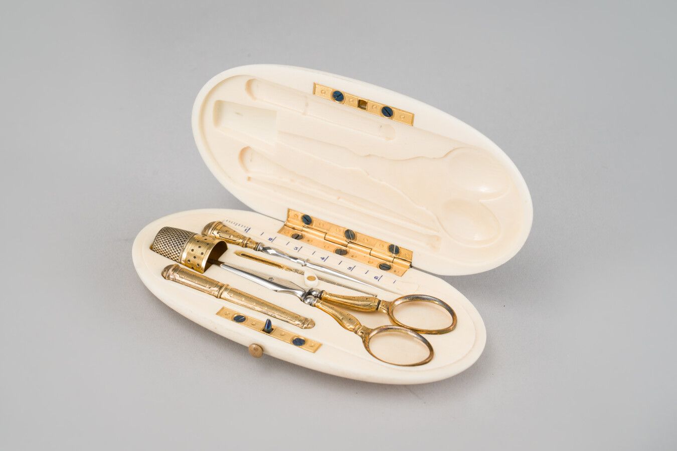 Null Steel and silver gilt (800/1000th) travel sewing kit, the oval ivory case w&hellip;