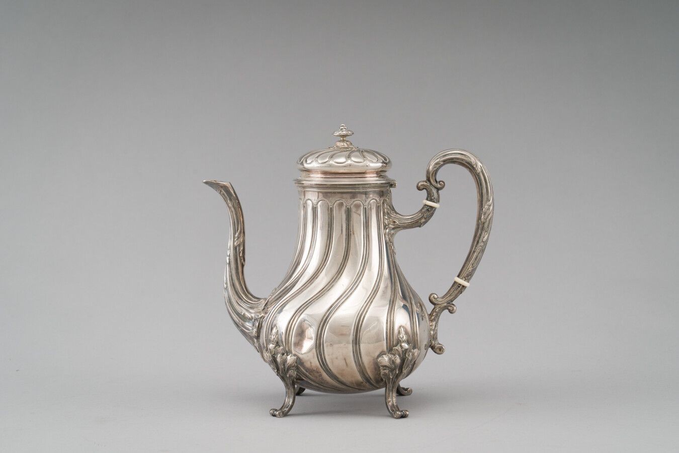 Null 银质咖啡壶（第950/1000次），装饰有肋骨和叶子。盖子的形状是一个旋转的陀螺。

Goldsmith : Cardeilhac.

毛重 : 76&hellip;