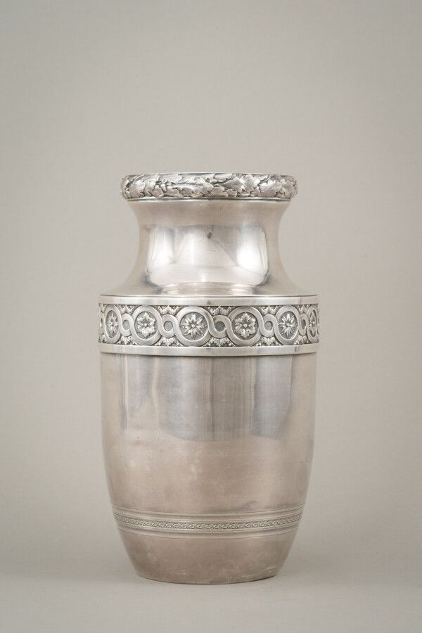 Null 一个银质柱形花瓶（950年/1000年），上面有交替的玫瑰花纹，颈部装饰有橡树叶的花纹。背面刻有。

1909年8月18日，迪耶普。

Goldsmi&hellip;