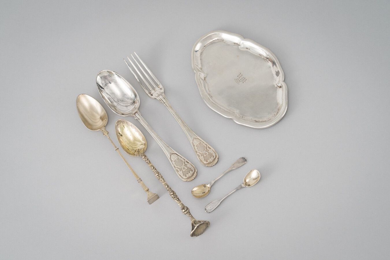 Null Lot including : 

- A silver cutlery (950/1000th), decorated with shells an&hellip;
