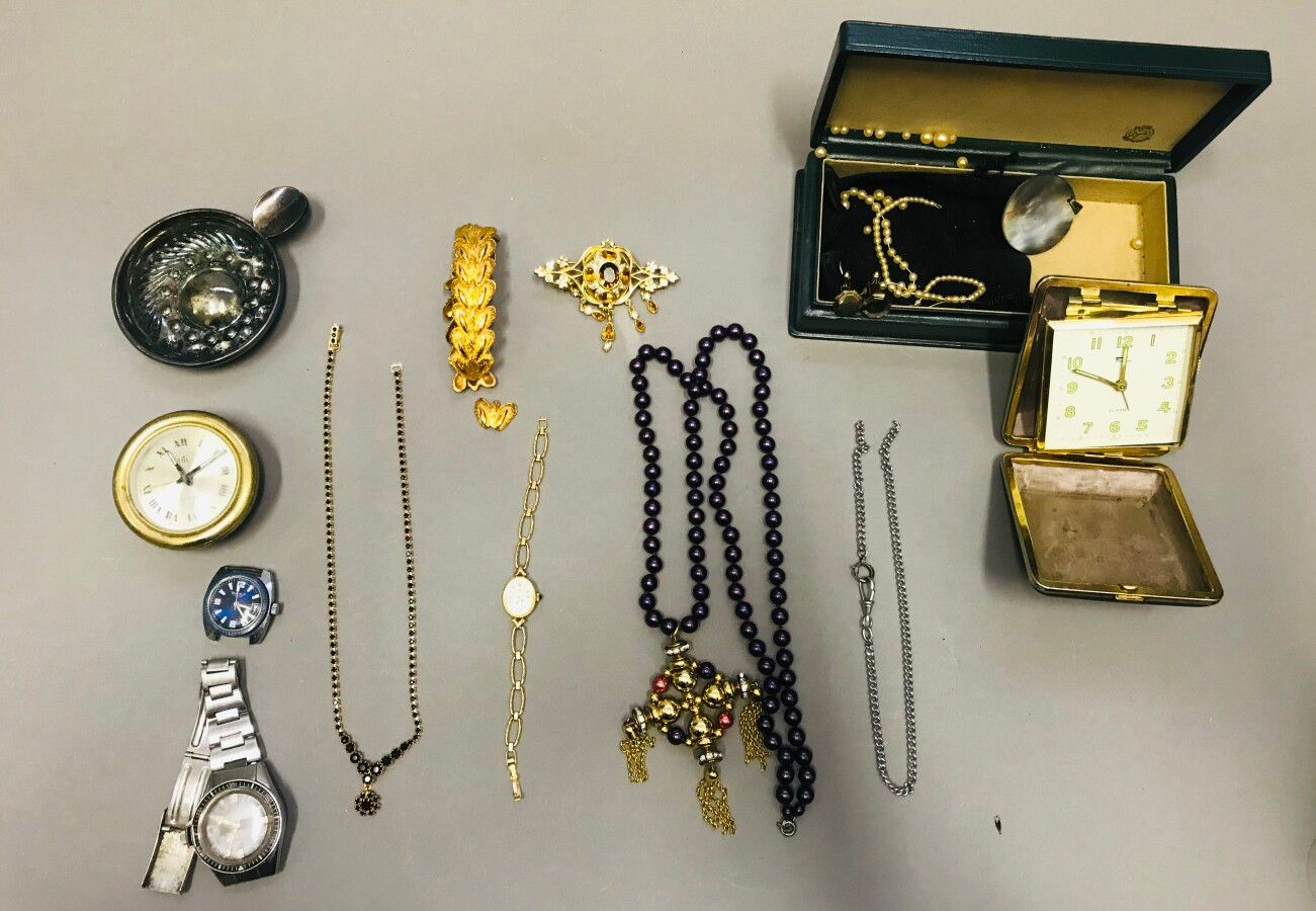 Null Lot de bijoux fantaisie comprenant colliers, bracelets, broche, boutons de &hellip;