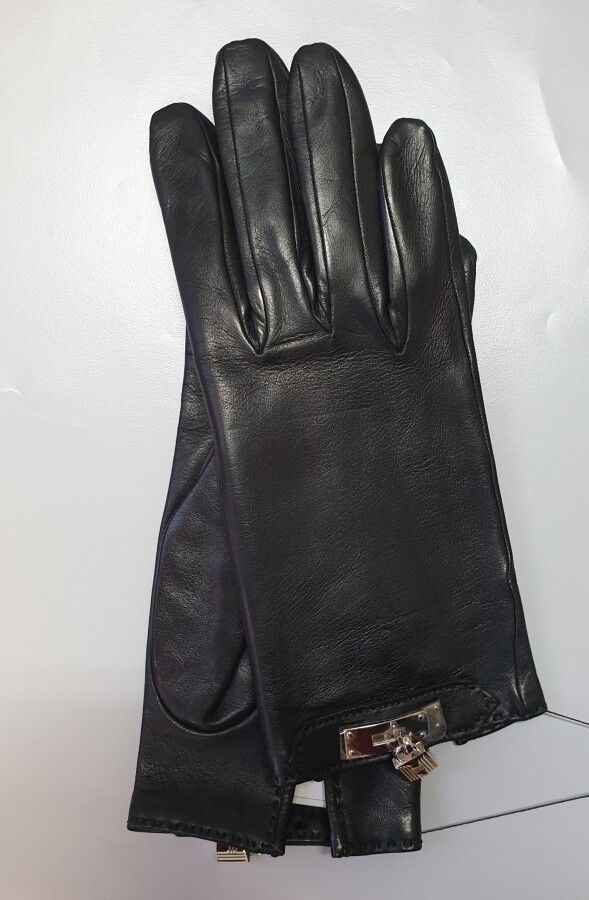 Null HERMES, Paris :

Paire de gants de dame en agneau noir, l'intérieur en soie&hellip;