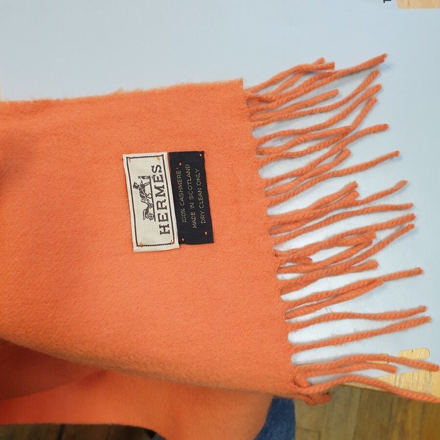 Null HERMES, Paris :

Echarpe en cachemire orange.

Griffée