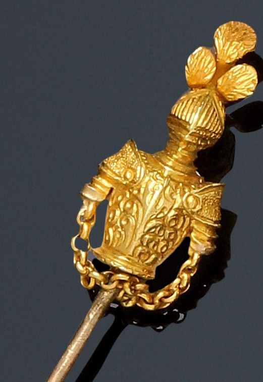 Null 
101. Epingle de cravate à décor de buste de chevalier en métal.




Poids &hellip;