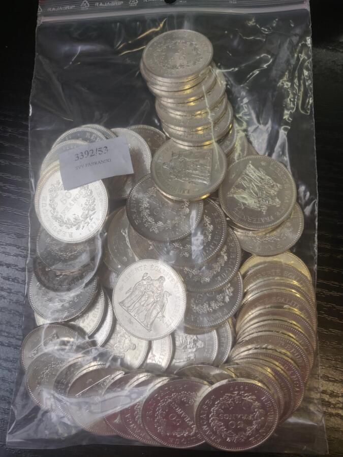 Null 
72. Lote de 63 monedas de plata de Franco.




Peso : 1888 g.




(Desgast&hellip;