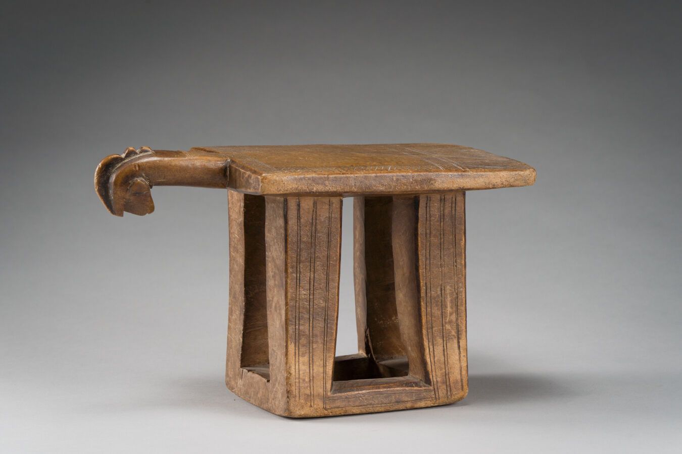 Null 39.传统的小座椅，四条腿，长方形的顶部和

和投射的拟人头像。

木质，有古老的蜂蜜色泽和使用的痕迹。

波波，马里，20世纪。

33.5 x 1&hellip;