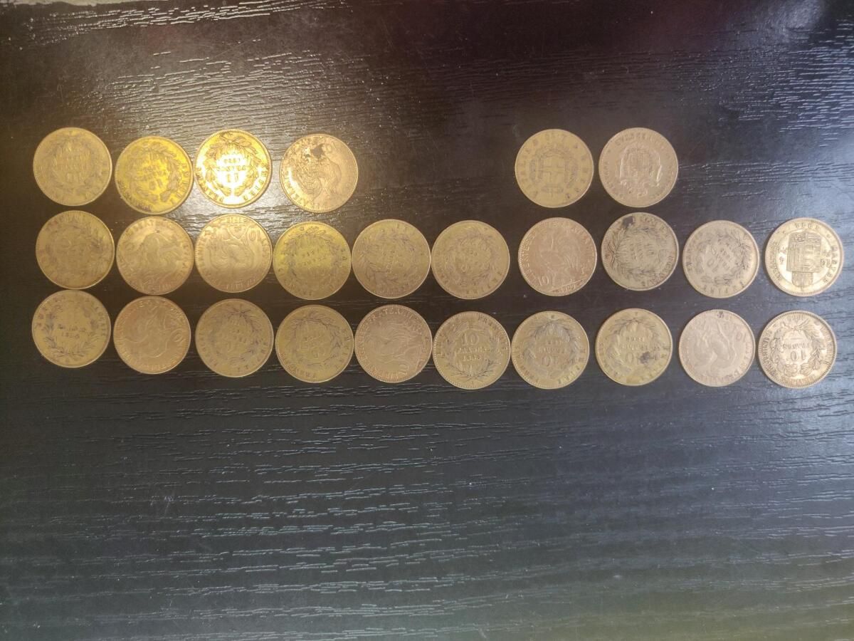 Null 79. 24枚10金法郎的硬币，1枚10里拉的硬币，1枚10比塞塔的硬币

10比塞塔或类似的价格

重量：83克。

(穿)。