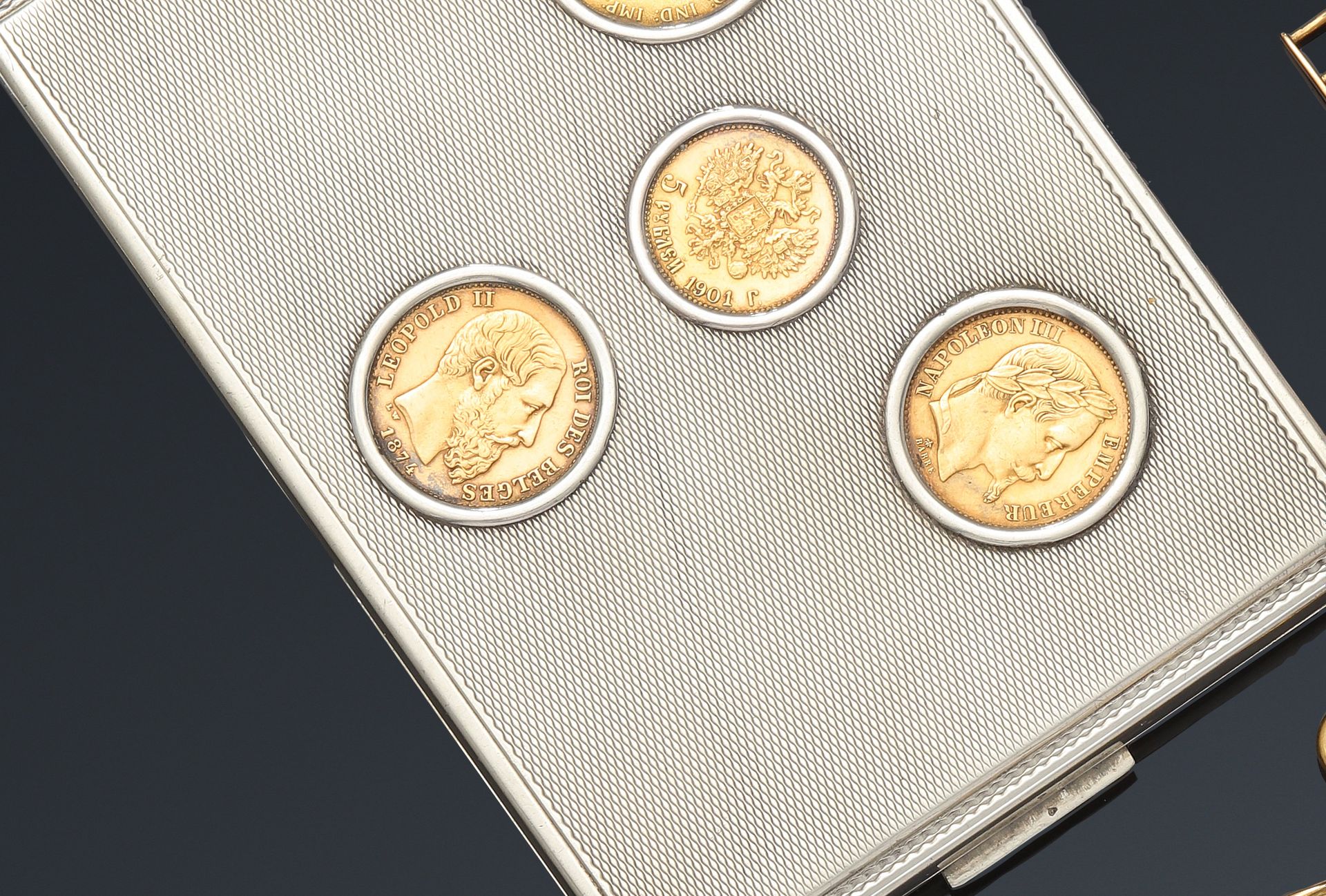 Null 95.饰有四枚金币的银质香烟盒

一枚法国20法郎金币，一枚比利时20法郎利奥波德二世硬币

比利时的利奥波德二世，俄罗斯的尼古拉二世卢布。

1位爱&hellip;