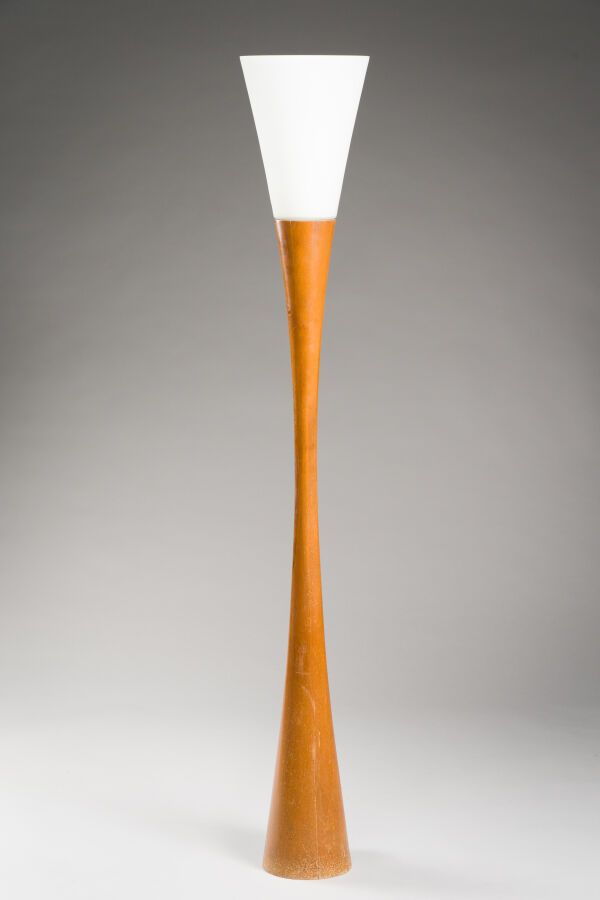 Null 219.约瑟夫-安德烈-莫特(1925-2013)

落地灯型号 "J1"，灯杆为清漆桃花心木饰面，白色乳白玻璃反射器。

高度为160厘米。

Di&hellip;