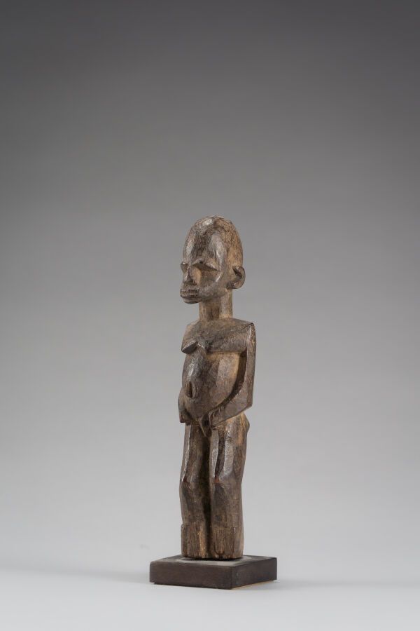 Null 16.肥沃的雕像。

硬木，有古老的光泽和使用的痕迹。

洛比，布基纳法索，20世纪。

18厘米。