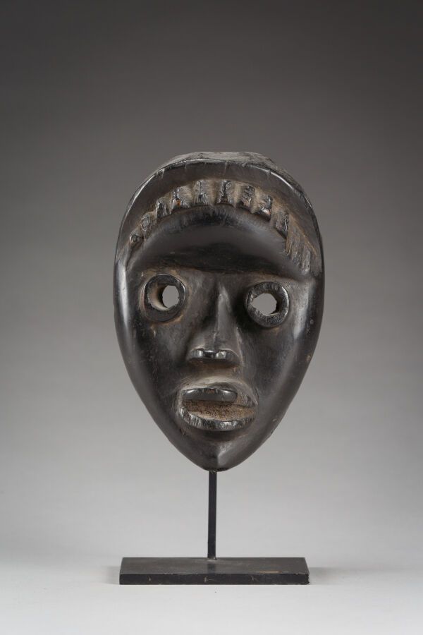Null 41.舞蹈面具展示了一张带有管状眼睛的少年脸，鼓起的前额上有一个浮雕的王冠装饰。

木头，有光泽的棕色古铜色。

丹，象牙海岸共和国，19世纪末-20&hellip;