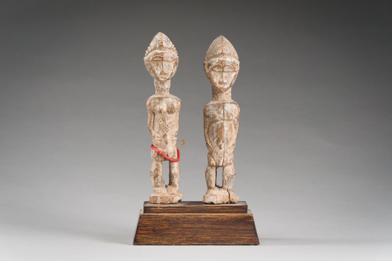Null 43. Paire de statuettes de divination présentant un

couple ancestral nu de&hellip;
