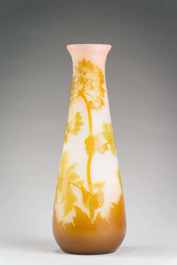 Null 185.加莱机构

一个长方形的花瓶，颈部呈喇叭状，采用多层玻璃，在白色和粉色的背景上用酸性蚀刻法刻有绿色和棕色的花卉图案。

高30厘米。

签名刻&hellip;