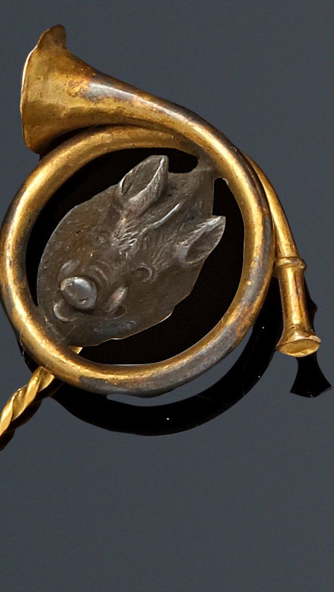 Null 100. 750/1000银质和金质领带针，带有野猪和狩猎角

一头野猪和一个狩猎号角。

重量：6,6 g。