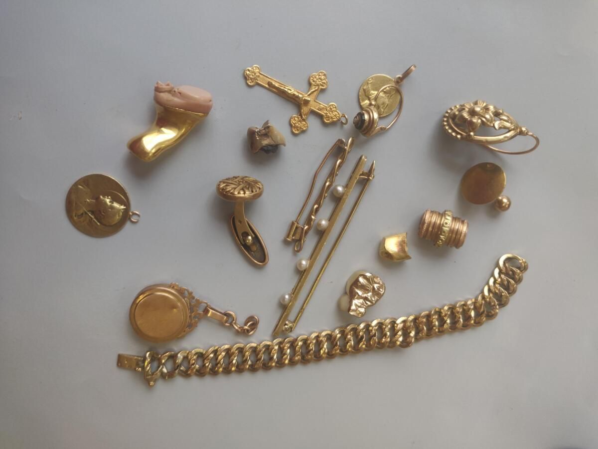 Null 90. Lote de restos de oro incluyendo broches, pulsera tal cual,

colgante, &hellip;