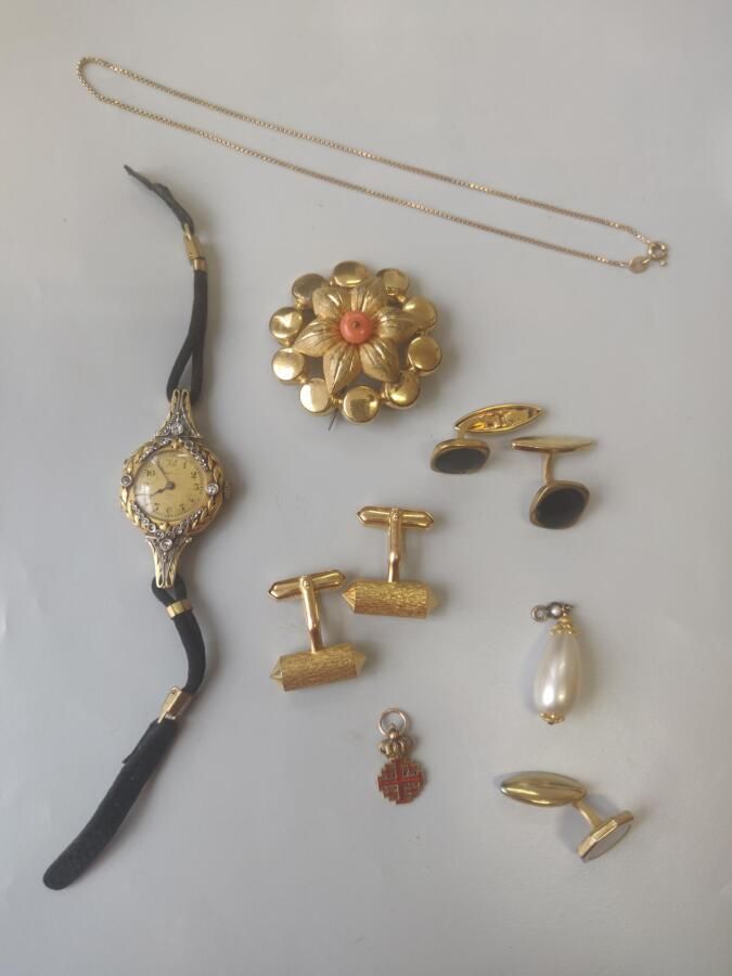 Null 94. Lot de bijoux fantaisie avec broche fleur, paire de

boutons de manchet&hellip;