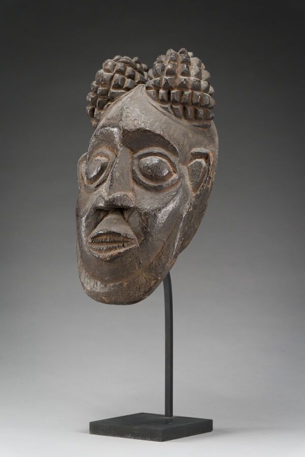 Null 
58. Máscara con cresta que muestra el rostro de un jefe tradicional




co&hellip;