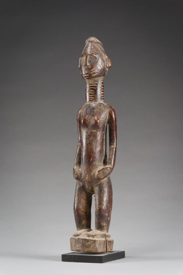 Null 18. Estatua masculina de una figura desnuda de pie sobre un pedestal circul&hellip;