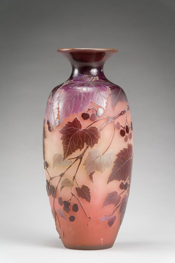 Null 184. GALLÉ-EINRICHTUNGEN

Langgestreckte Vase mit breitem, ausladendem Hals&hellip;