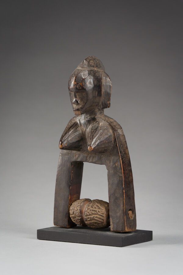 Null 36.织布机滑轮马镫与它的轴心，这

显示了一个胸部丰满的女性半身像，作为一个

作为培养的标志。

硬木，有古老的光泽和使用的痕迹。

塞努弗，科特&hellip;