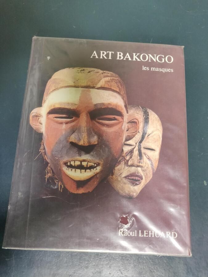 Null 11. Art BAKONGO : les masques, Raoult LEHUARD,

1 volume, good condition.