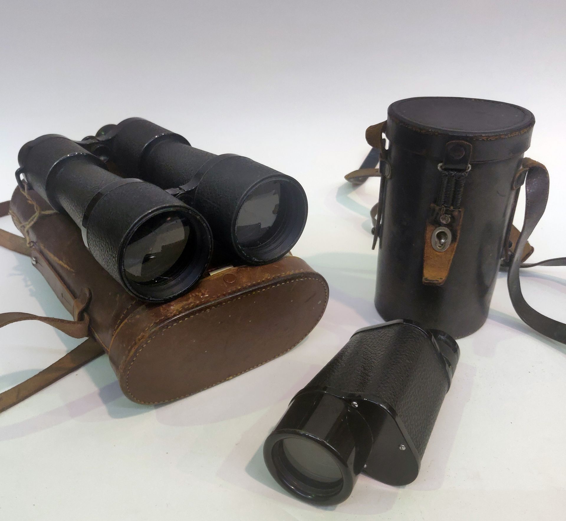 Null 卡尔-蔡司耶拿套装：一对卡尔-蔡司耶拿德卡10 x 50双筒望远镜和一个卡尔-蔡司耶拿16 x 40单筒望远镜（箱子）。