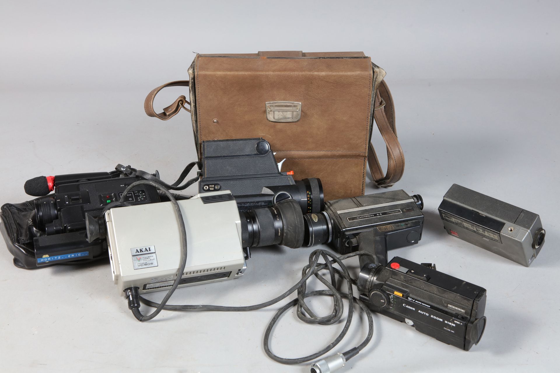 Null 电影院，电影设备。一套六台不同的相机：Sankyo Hi-Focus CME 444 Super 8（附件），Akai Modele VC-605，C&hellip;