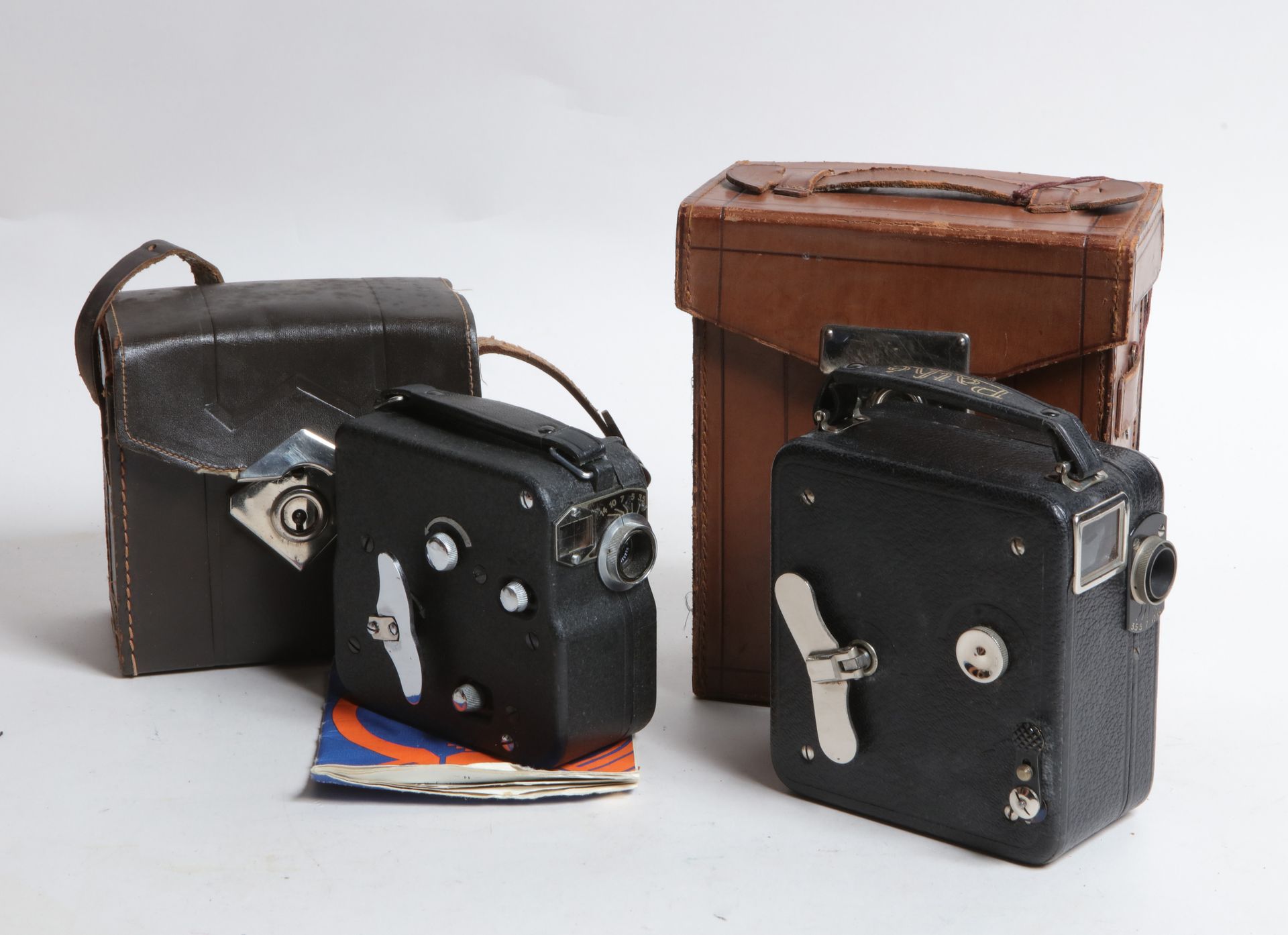 Null Cinema, cinematographic equipment. Set of two Pathé cameras : 9,5 and Motoc&hellip;