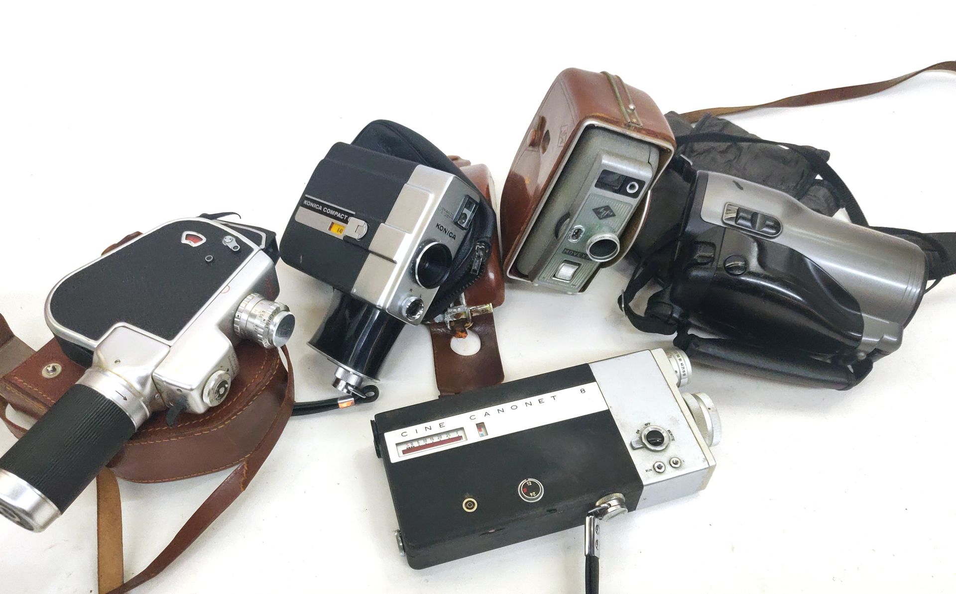 Null 电影院，电影设备。一套五种不同的相机：Gevaert, Konica, Agfa 和 Canon。