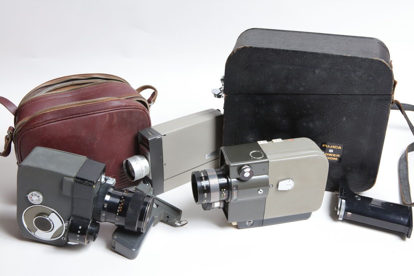 Null 电影院，电影设备。一套三个不同的相机：Sankyo Zoom 8，Fujica 8 Power zoom（包）和Elmo。