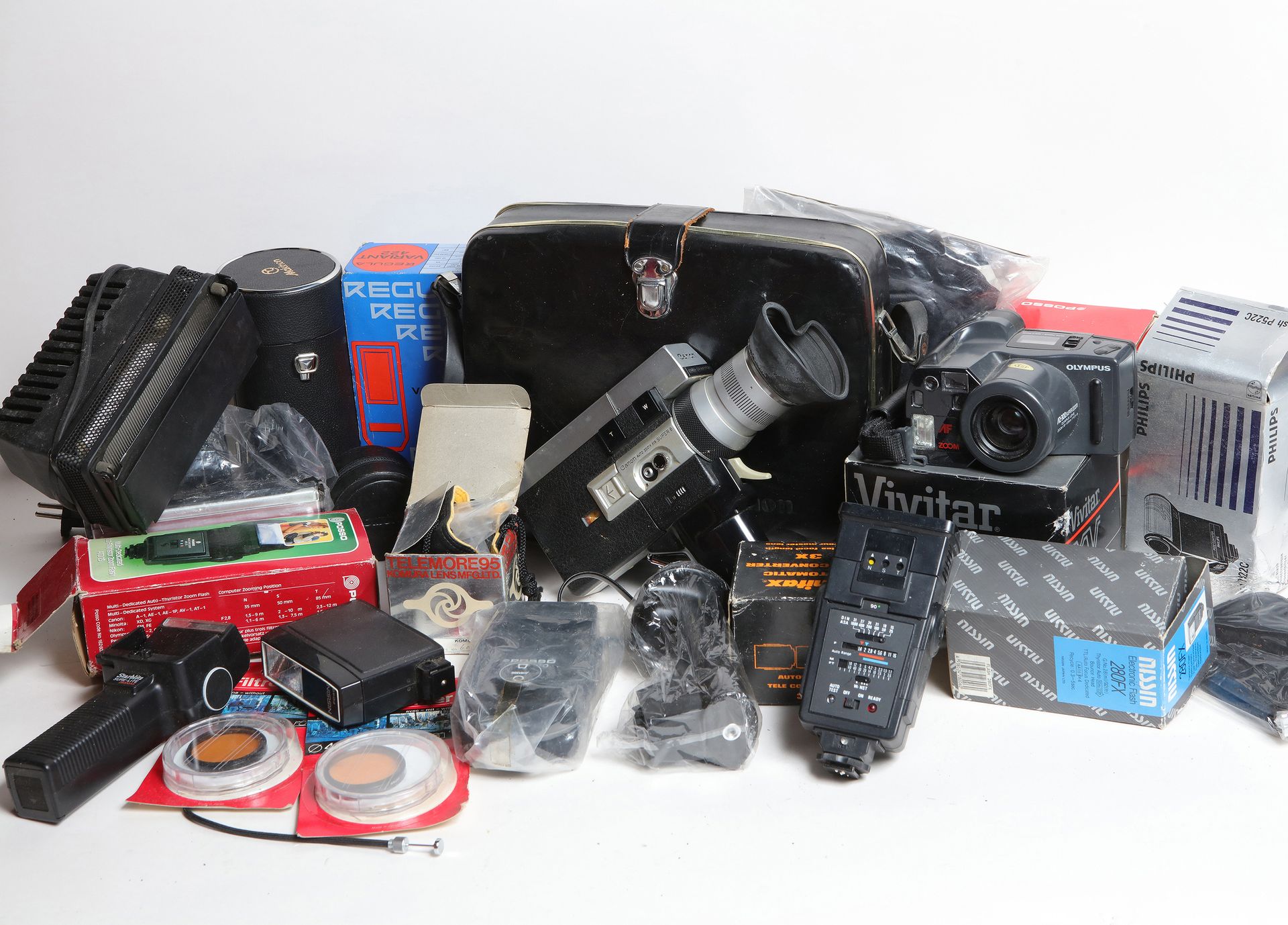 Null Photographic and cinematographic equipment. Important miscellaneous set. In&hellip;