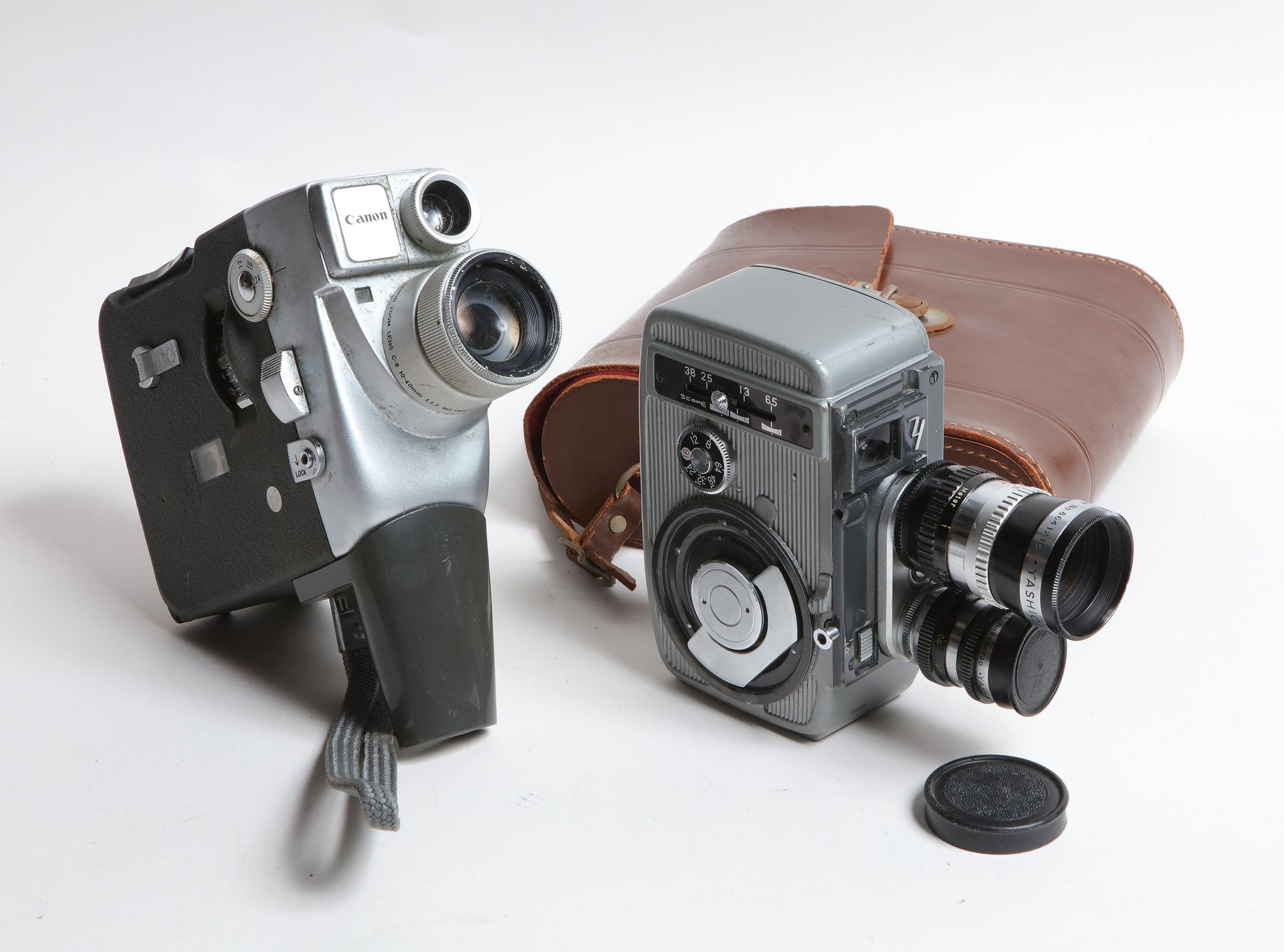 Null 
电影院，电影设备。一套两个不同的相机：佳能马达变焦8 EEE和Yashica 8 8T-2 8 mm。